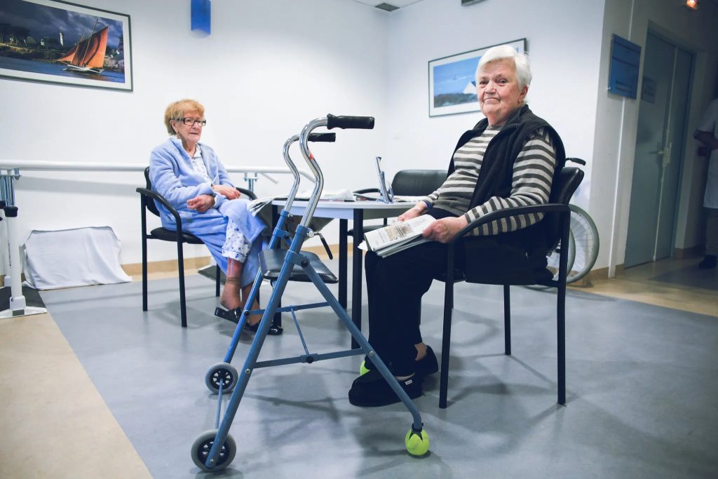 Two seniors in AllAutonomia Senior assistance office's
